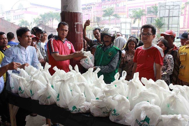 Pembagian daging kurban kepada tukang ojek dan ketek oleh managemen WTC Batanghari